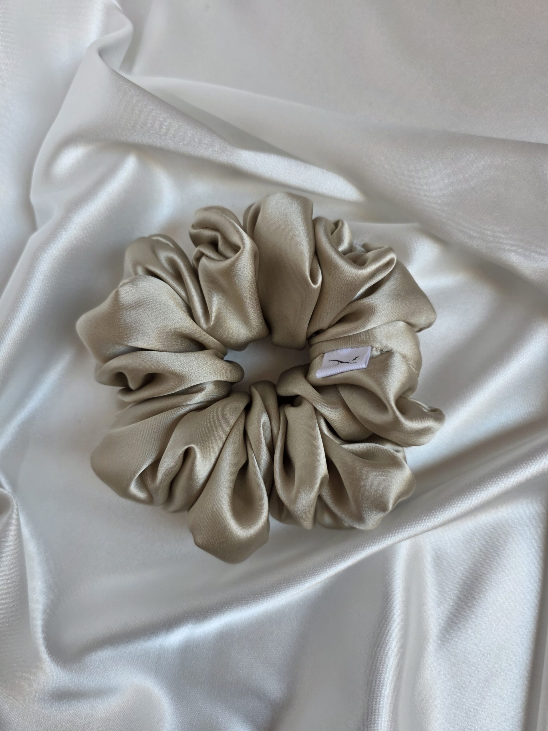 jedwabna scrunchie champagne standard Jedwabna scrunchie champagne M