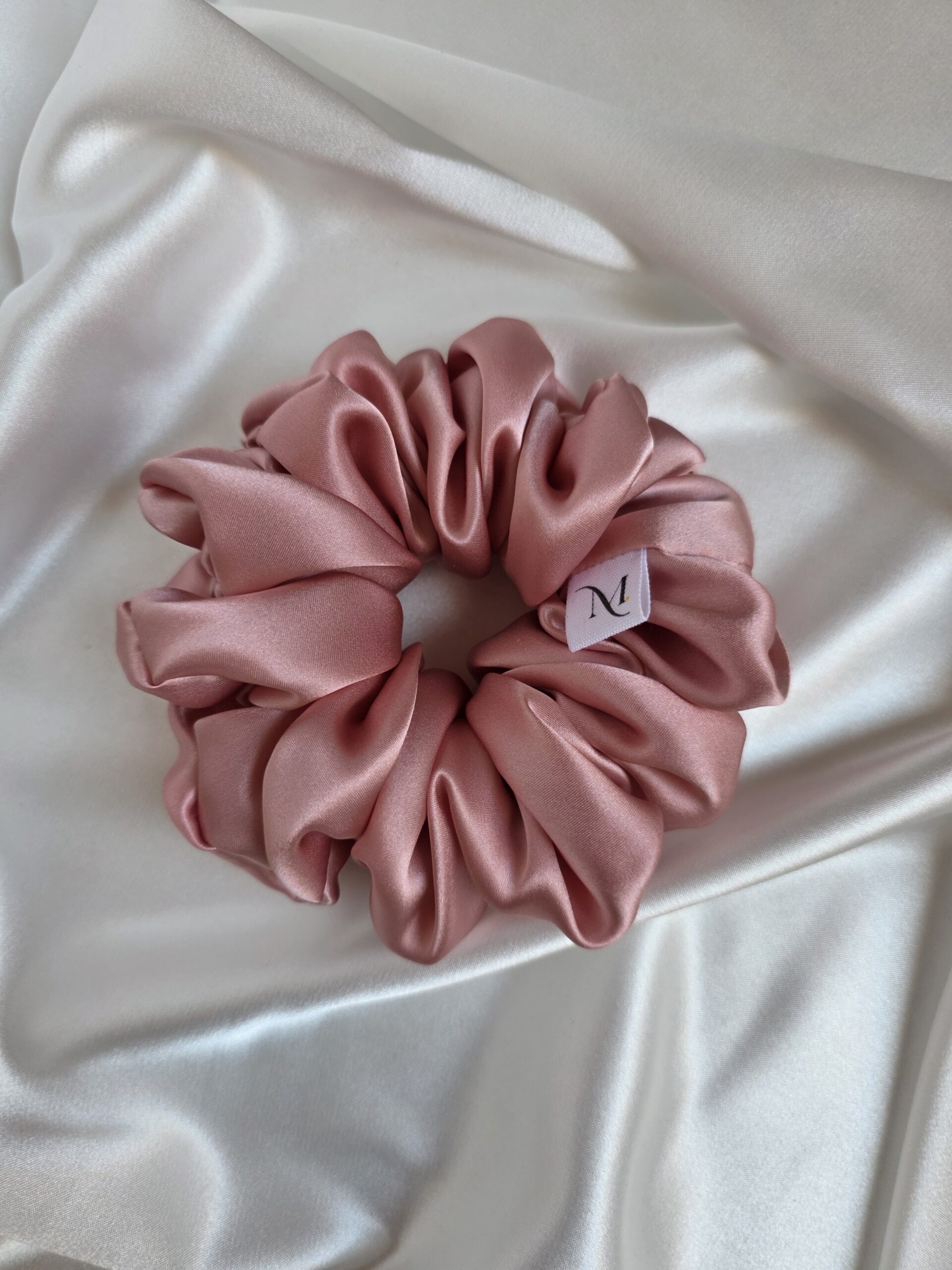 20260227 123211 (1) Jedwabna scrunchie Rose Pink M
