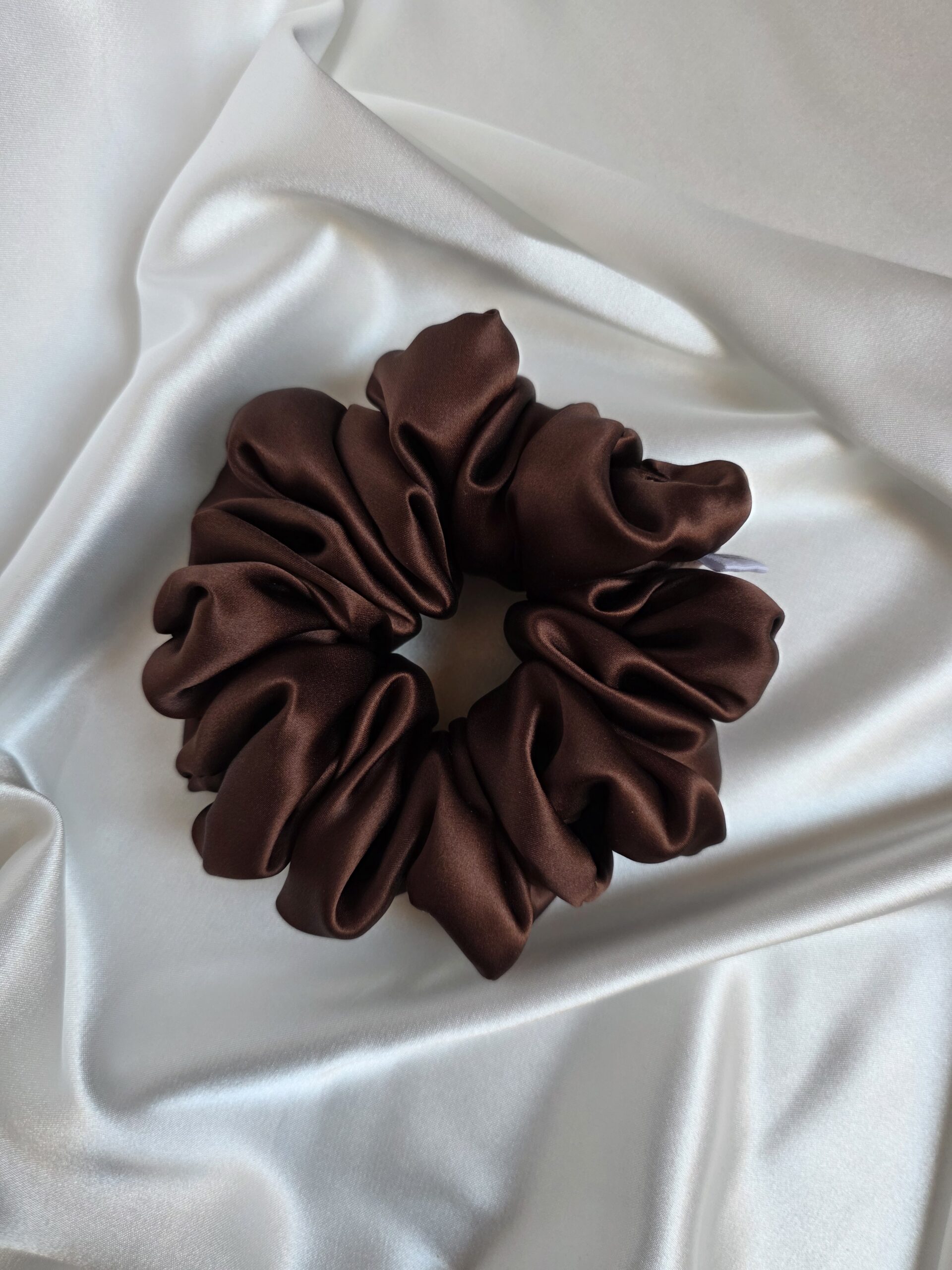 20260227 123303 (1) Jedwabna scrunchie Chocolate M