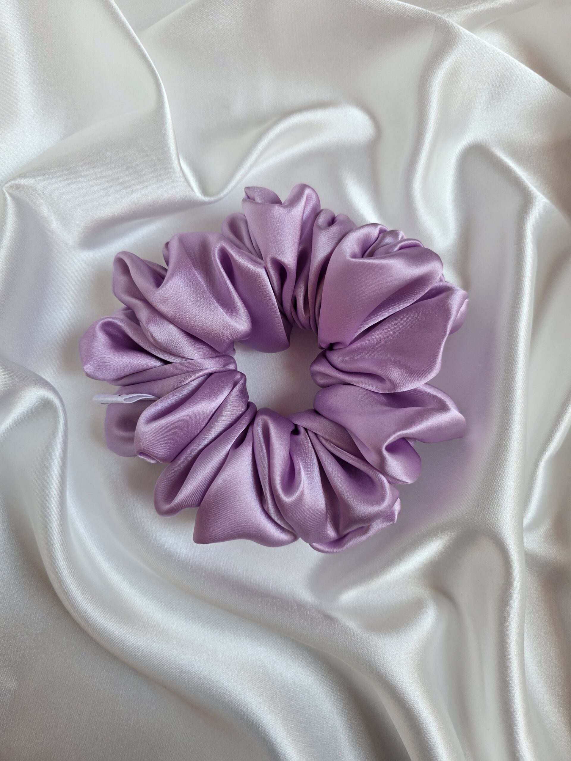 20260301 112640 Jedwabna scrunchie Lilac M